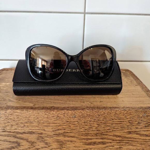 Burberry  4235 Sunnies. EUC. - Picture 10 of 13
